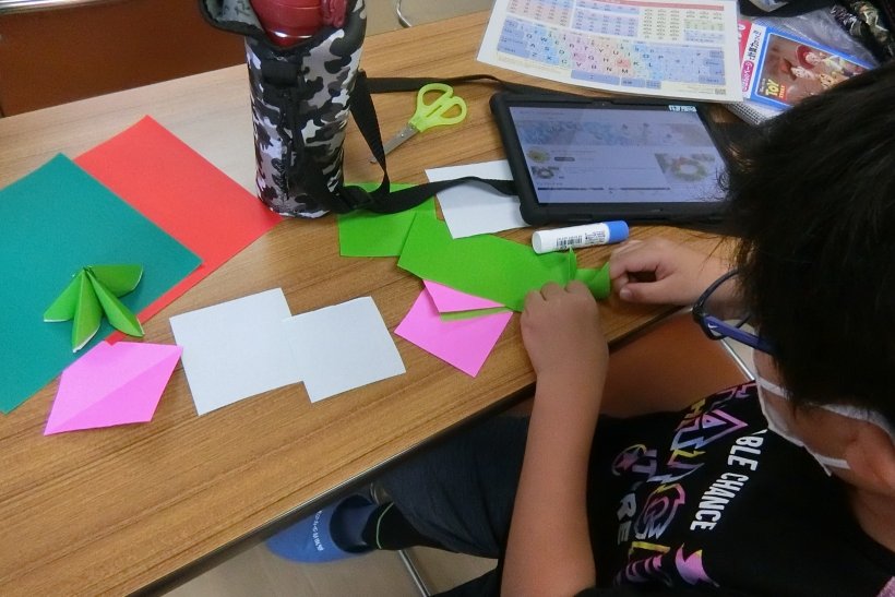 折り紙作業中