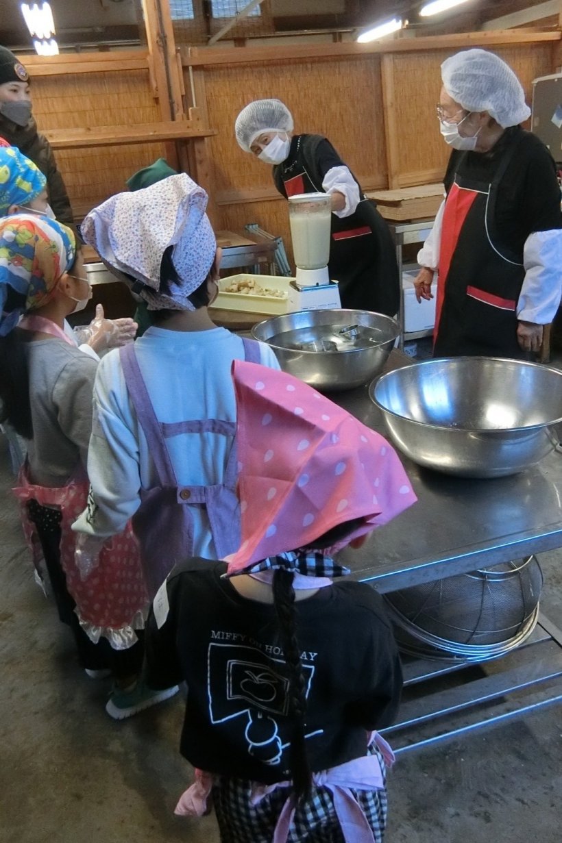 お芋をミキサーでつぶす様子