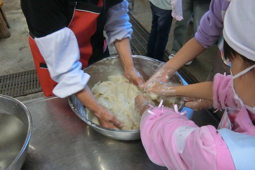 こんにゃくをまぜる