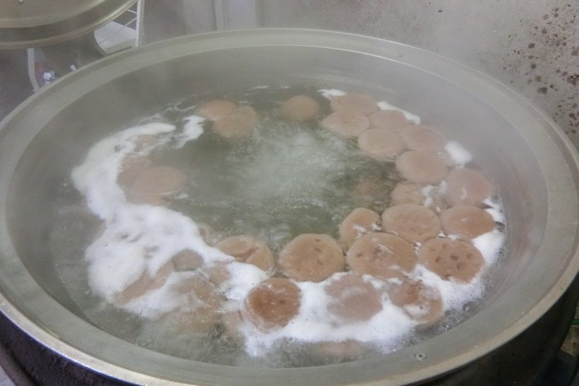 茹でられているこんにゃく