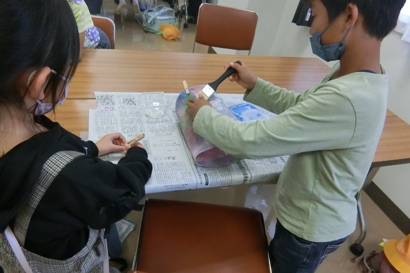 ランタンを一緒につくっている