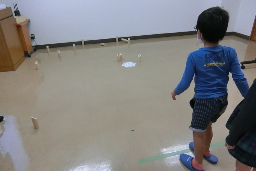 モルック投てき中