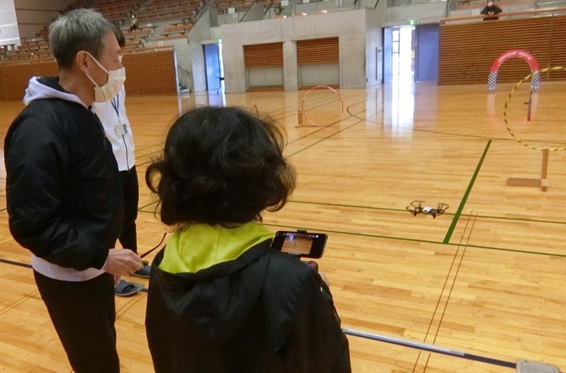 ドローンをフープの中へ操縦中②