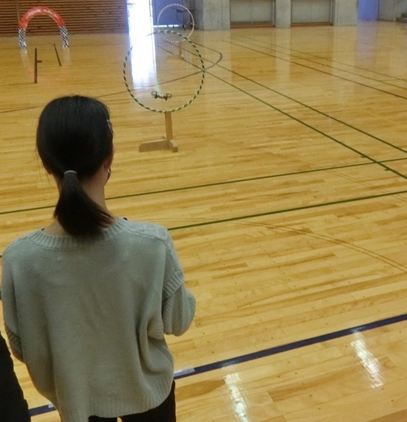 ドローンをフープの中へ操縦中①