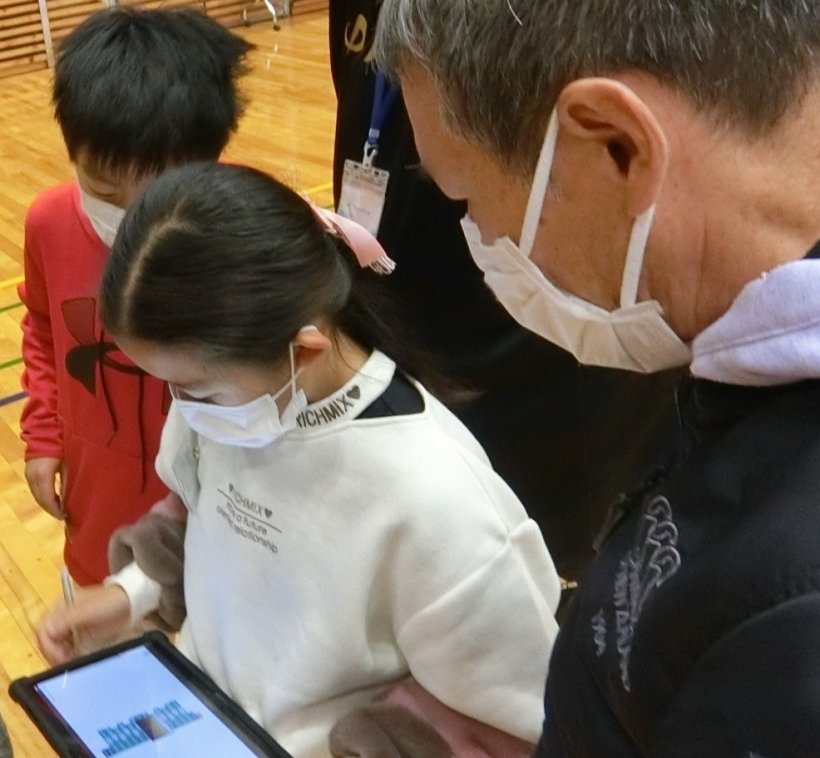 タブレットをみて、プログラミング確認中