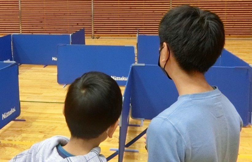 ドローンがコースを飛行中