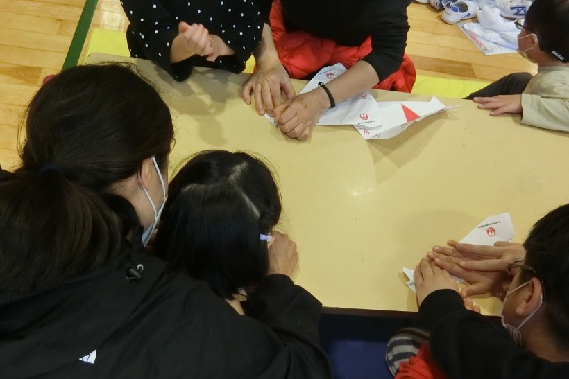 一生懸命折る様子