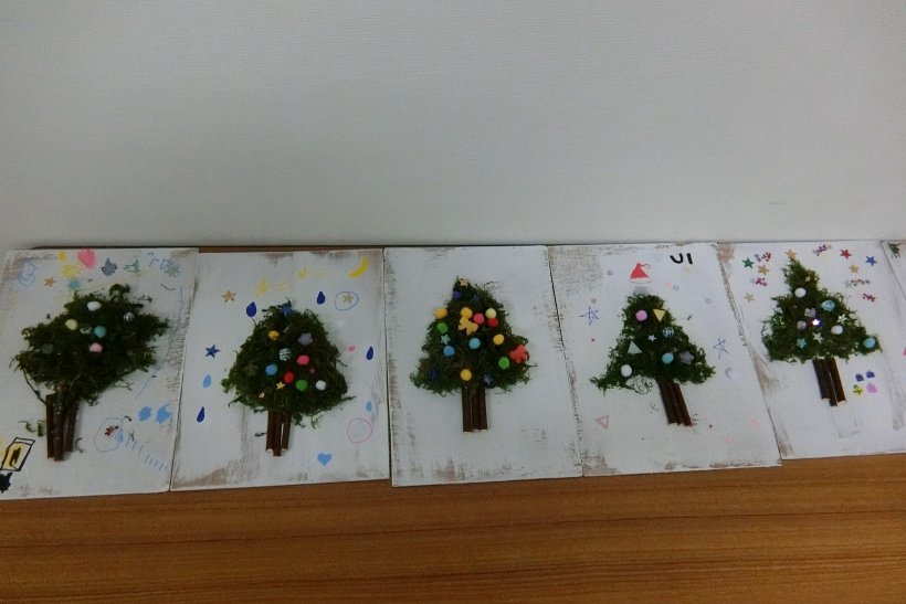 木の板にツリーの装飾