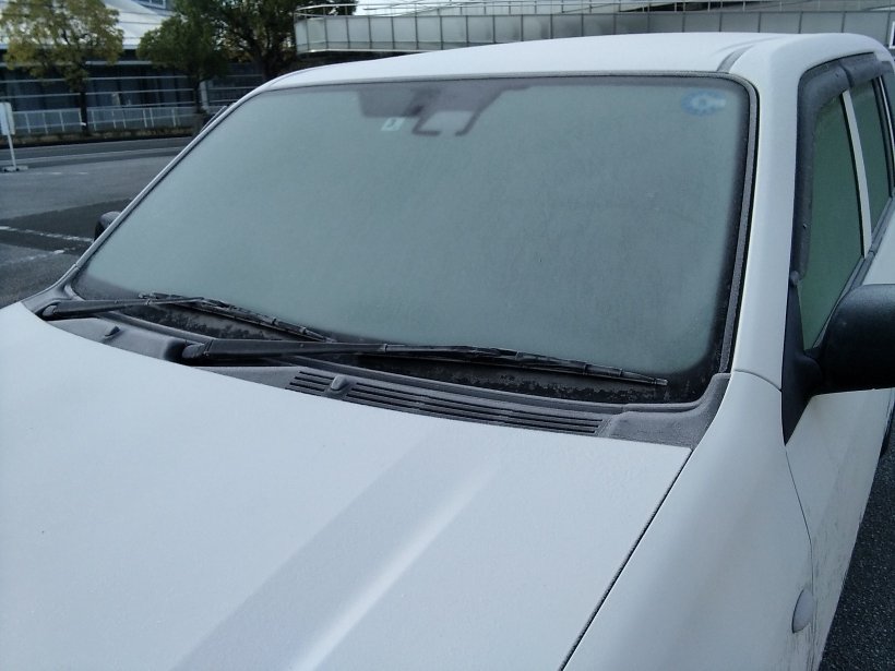 車の凍ったフロントガラス