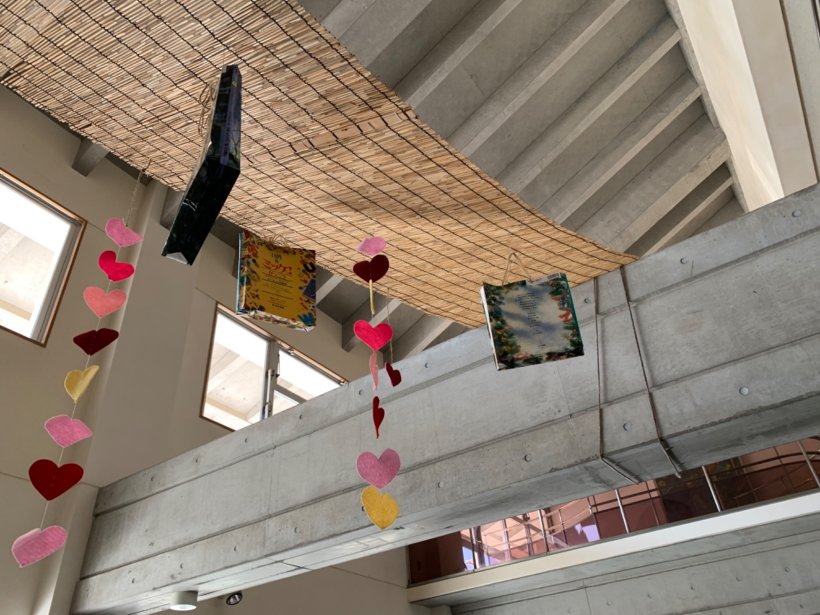 絵本カバーバッグとハートの飾り