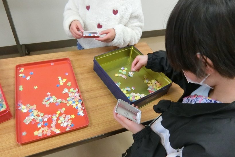 和紙飾りを選択中
