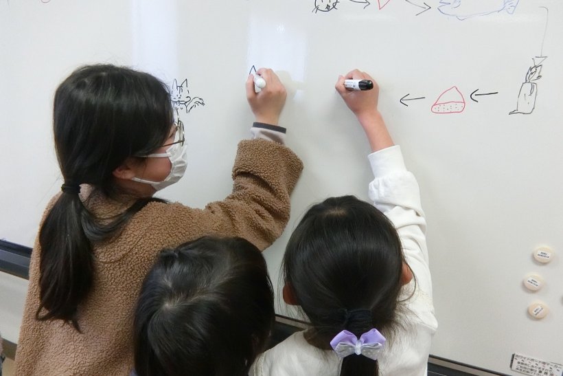 絵しりとりの絵を描いている