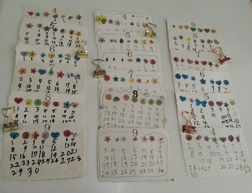 和紙のカレンダーとクリップ