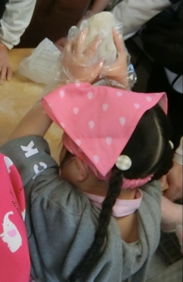 塊を持ち上げている