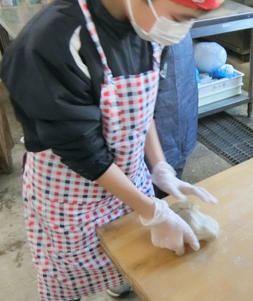 そばをこねている