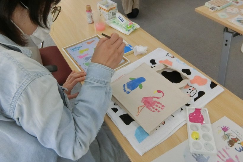 手形や足形で動物を作っている