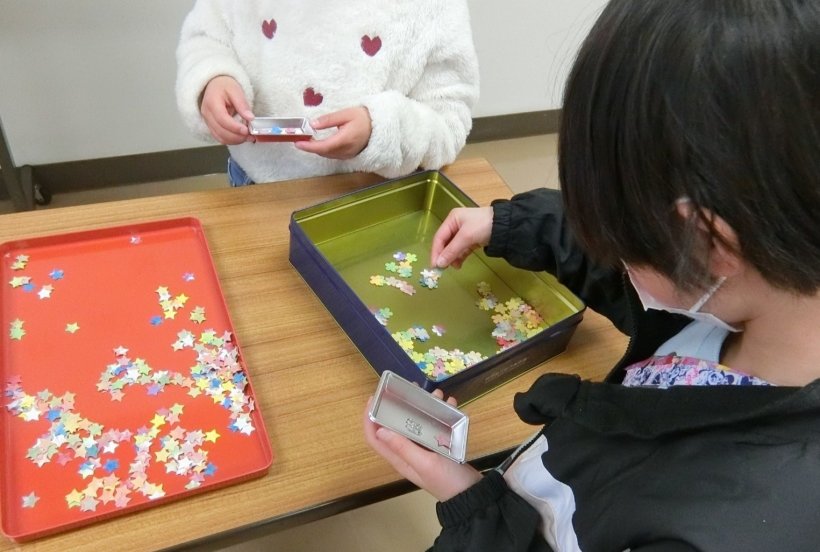 和紙の飾りを選んでいる