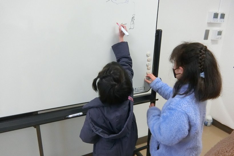 絵しりとりの絵を描いている