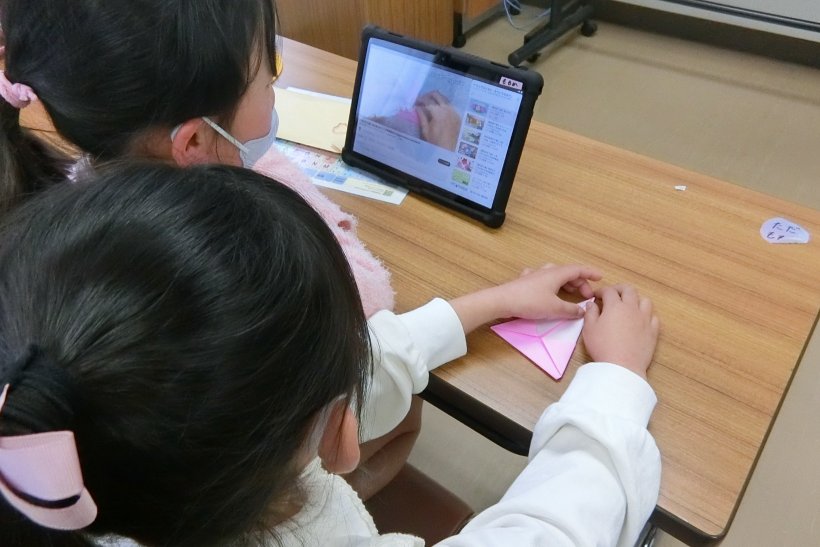 2人で一緒に折り紙