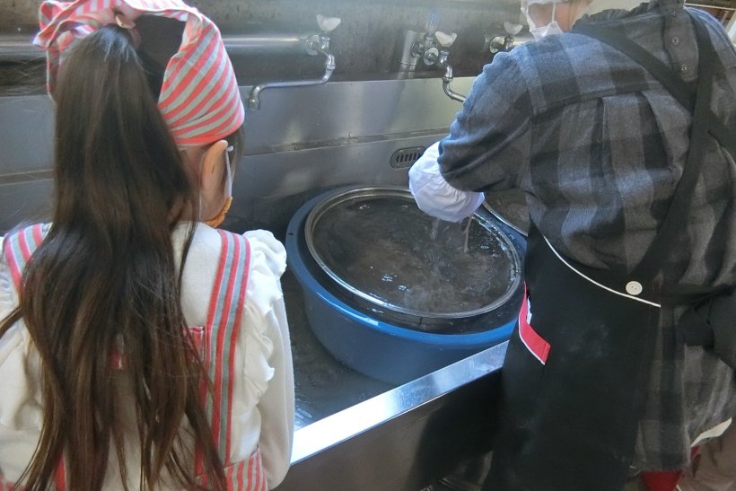 冷水でそばをひやしている