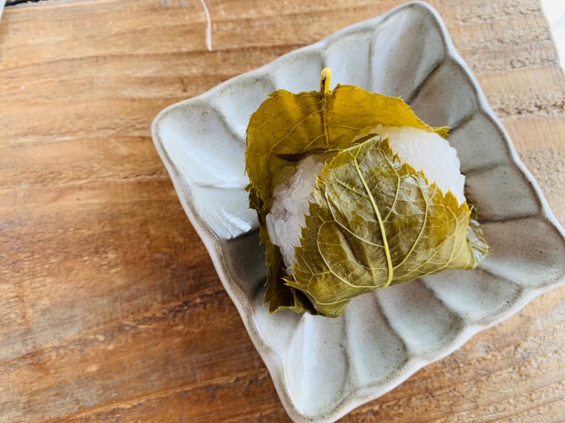 お皿に入った桜餅