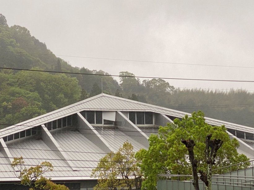 山と屋根とどんより雲