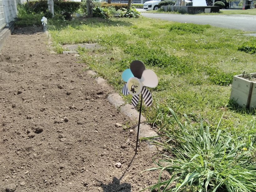 土に刺さって回る風車