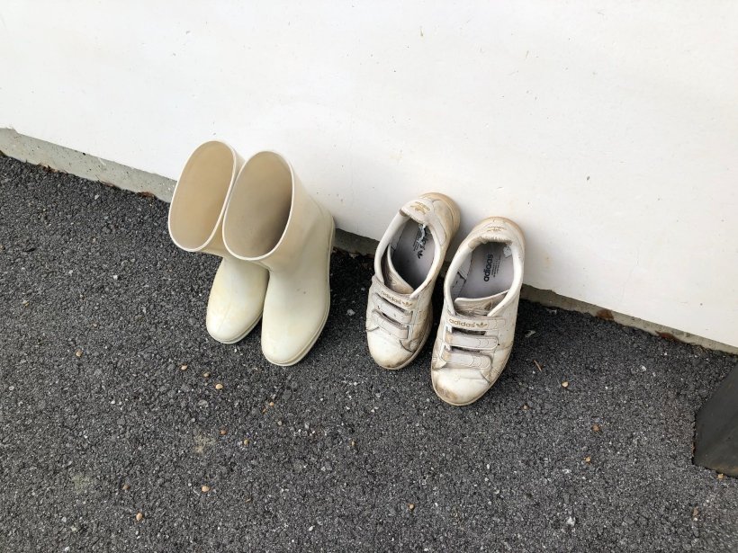 長靴とスニーカー