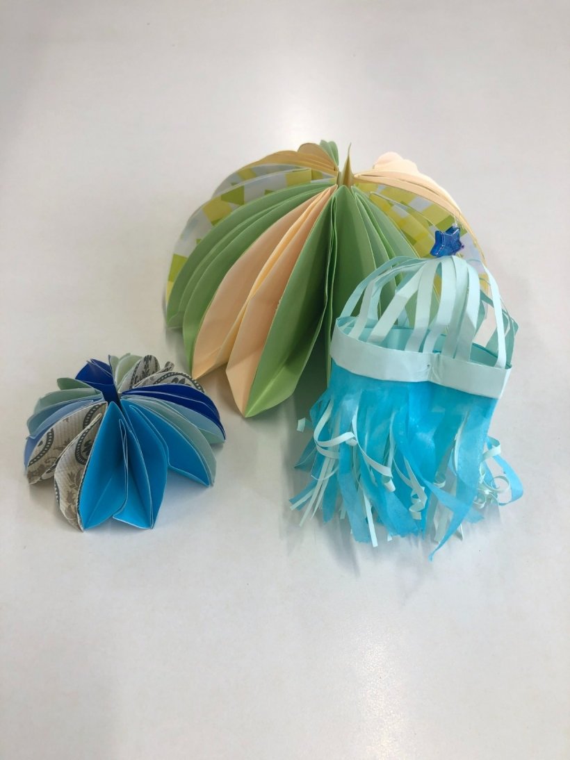 折り紙で作った傘の上の部分とクラゲ