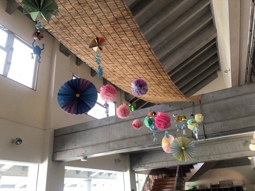 天井から吊るされた飾り