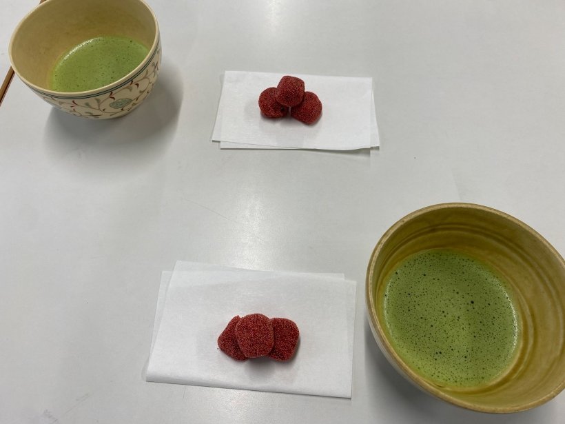陶器に入った抹茶と和菓子2つずつ