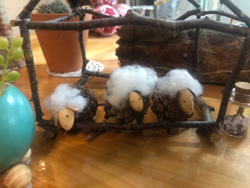 松ぼっくりで作られた羊