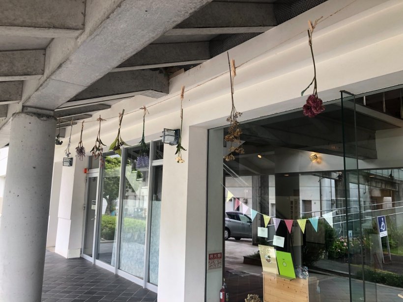 麻ひもに吊るされた造花