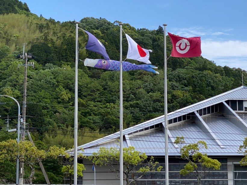 風でなびく旗と鯉のぼり