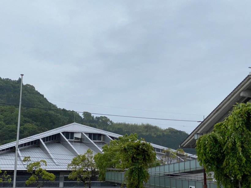 建物とグレーの空と雨