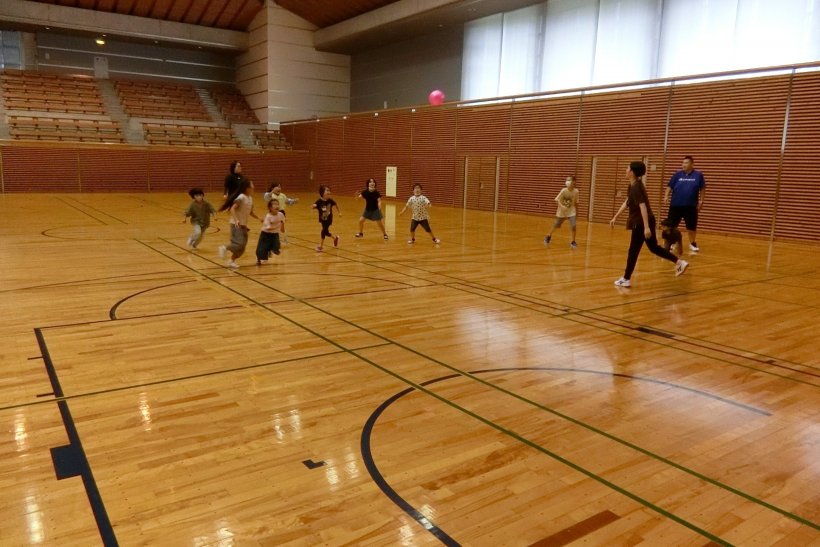 ボールから逃げている