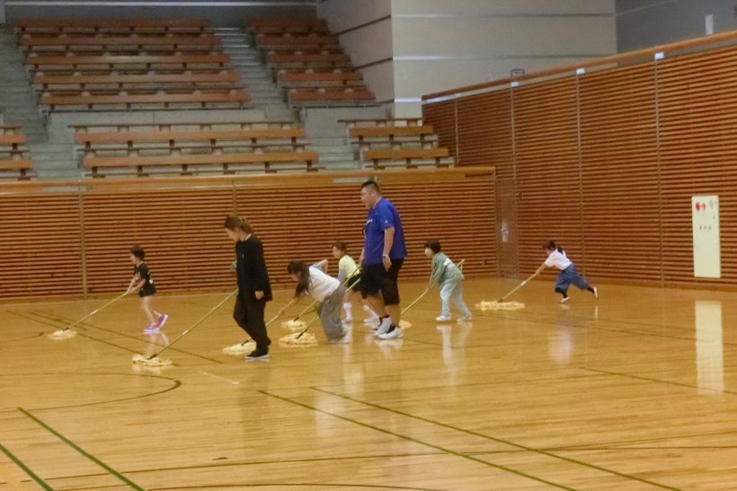 みんなでモップ掃除中