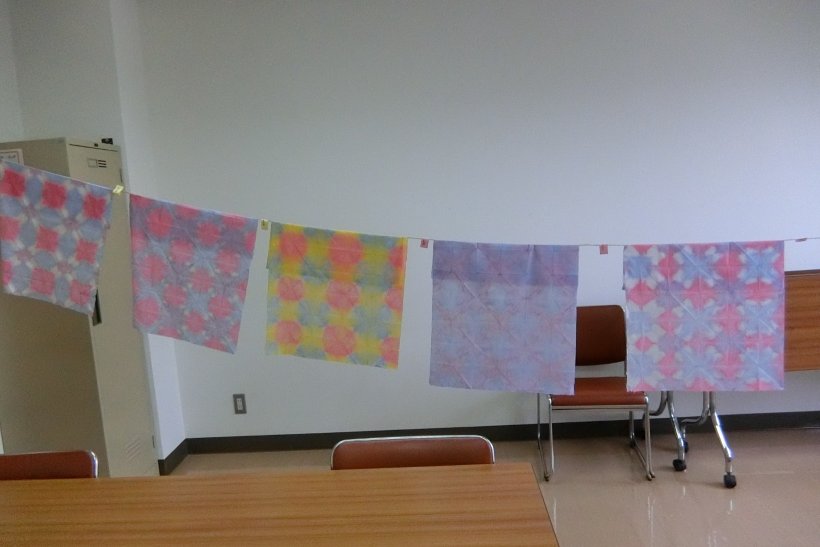 色付けした和紙を干している