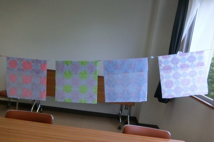 色付けした和紙を干している