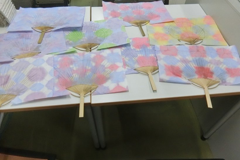 のり付けしたうちわ