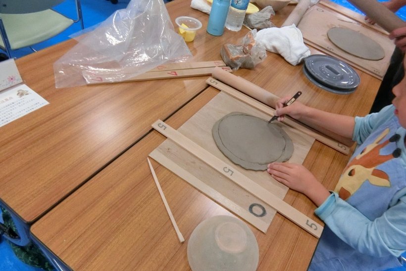 型どりをする子ども