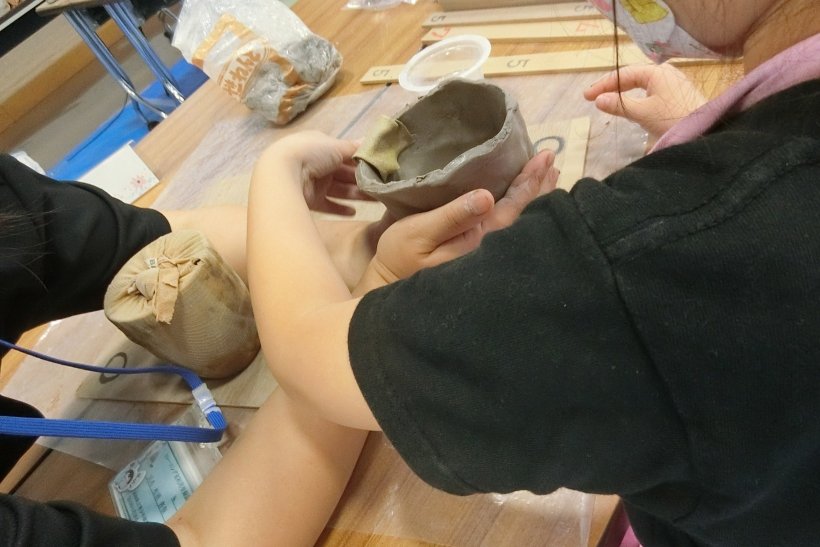 飲み口を製作する子ども