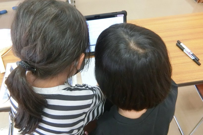 タブレットを2人で見ている