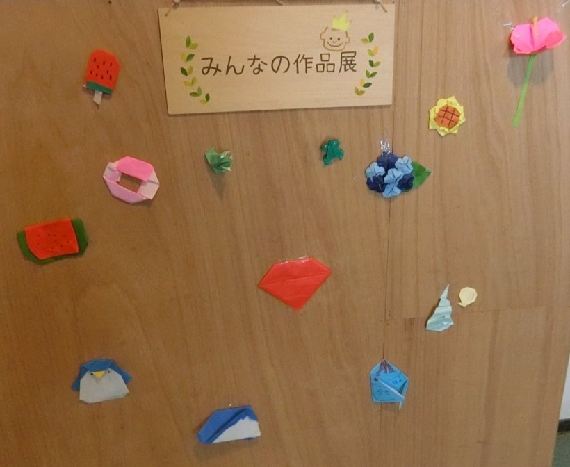 板に貼った折り紙の夏の飾り