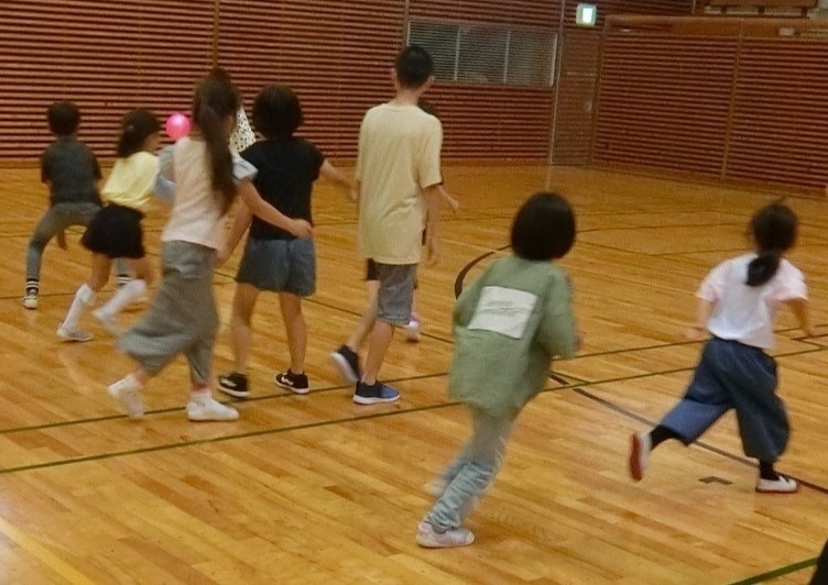 走って逃げている