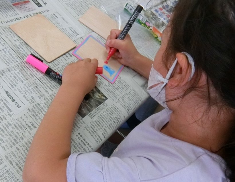 ポスカで絵を描いている