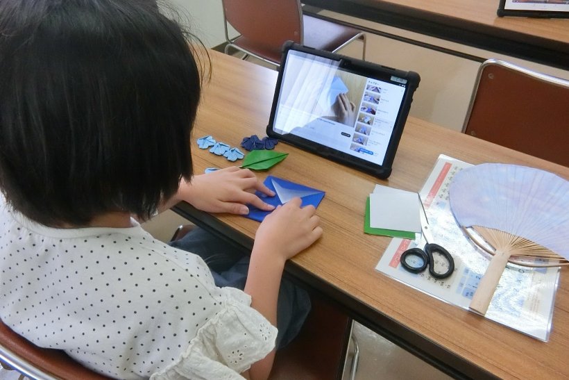 動画を見ながら折り紙を折っている