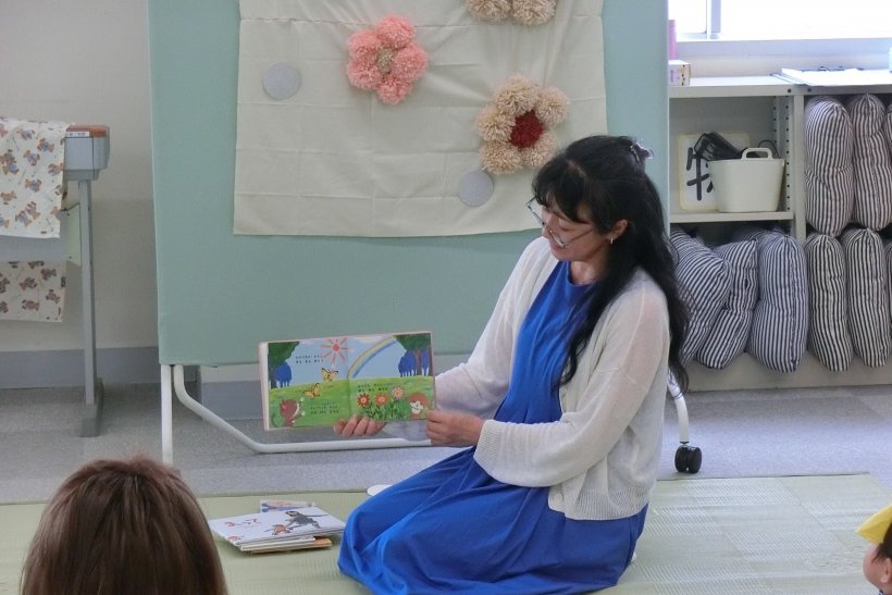 絵本の読み聞かせ