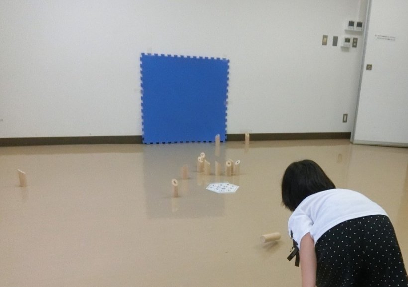 モルックを投げている