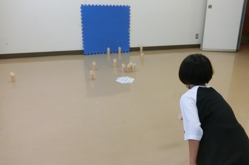 モルックを投げている